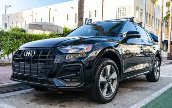 Miami, Florida, ABD - 18 Aralık 2024 Audi Q755 Premium Crossover Car. Audi Q7 tipinde lüks bir araba. Audi Q7 'nin arabası dışarıda park edilmiş. Audi Q7, köşe görünümü.