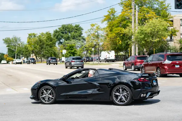 Park Ridge, Illinois, ABD - 29 Ağustos 2024 Chevrolet Corvette 'in üstü açık lüks arabası. Chevrolet Corvette 'in arabası yolda. Chevrolet Corvette, yan görüş. 2023 Chevrolet Corvette üstü açık araba..