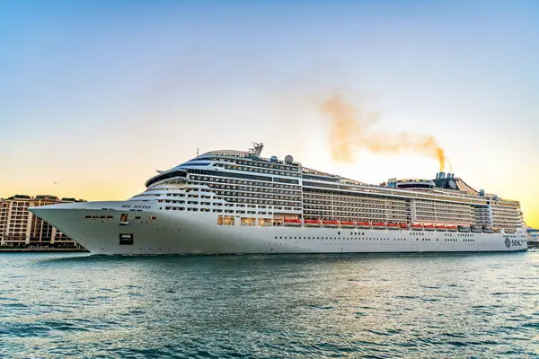 Miami, Florida, ABD - 21 Aralık 2024: MSC Divina yolcu gemisi yolculuğu. Yaz tatilinde gemi turu. MSC yolcu gemisinde. Gemi turu ve deniz seyahati. Gemi gün batımında limandan ayrılıyor..