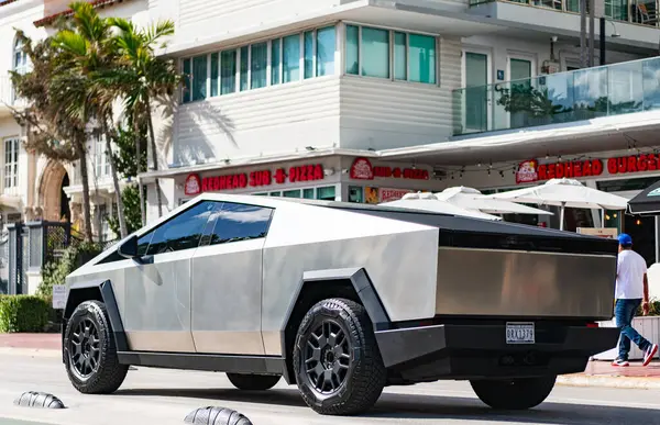 Miami, Florida, ABD - 09 Aralık 2024 Tesla Cybertruck elektrikli kamyonet vagonu. Tesla Cybertruck 'ın elektrikli arabası. Tesla Cybertruck 'ın arabası dışarıda park edilmiş. Tesla Cybertruck, köşe manzaralı..