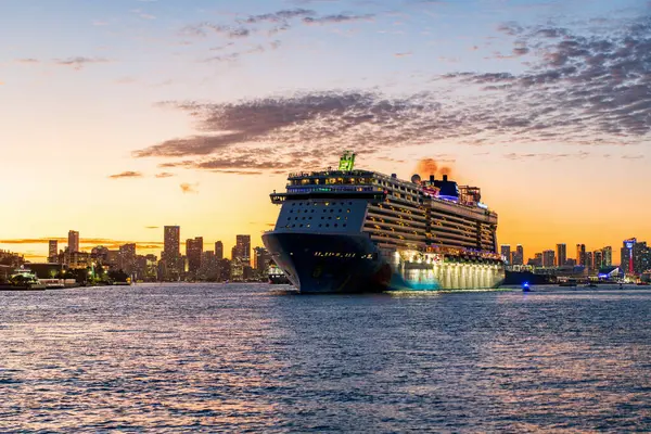 Miami, Florida, ABD - 24 Aralık 2024: Gemi turu ve deniz yolculuğu. Gemi gece aydınlanıyordu. Norveç 'ten ayrılan yolcu gemisi yolculuğu. Yaz tatilinde gemi turu. Norveç yolcu gemisi.