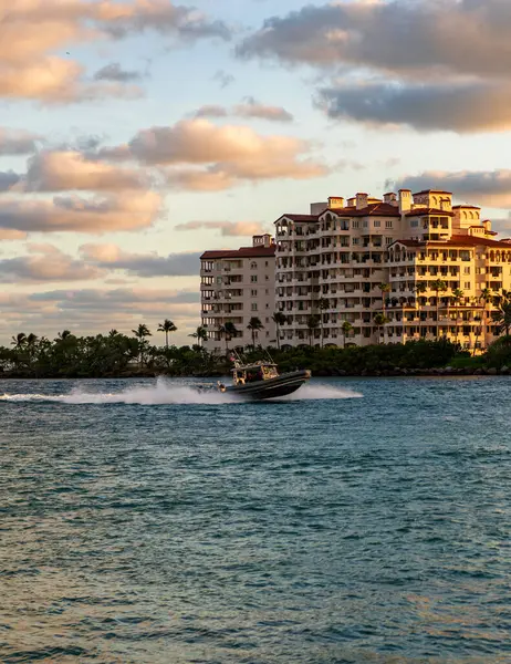 Fisher Adası 'nda lüks bir yat teknesi. Yaz tatili. Fisher Adası konut binası ve lüks yat teknesi. Miami 'deki Fisher Adası' nın gün batımı manzarası. Marinaya yüzen bir tekne..