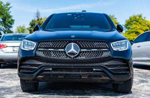 Park Ridge, Illinois, ABD - 29 Ağustos 2024: Mercedes Benz GLC 300 2020 çapraz SUV. Mercedes Benz GLC tipinde bir çapraz araba. Mercedes Benz 'in arabası dışarıda park edilmiş. Mercedes Benz GLC, köşe görünümü.