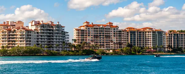 Yaz tatili. Fisher Adası konut binası ve lüks yat teknesi. Tekne Fisher Adası, Miami 'den geçiyor. Marinaya yüzen bir tekne. Fisher Adası 'nda lüks bir yat teknesi. Romantik gezi..