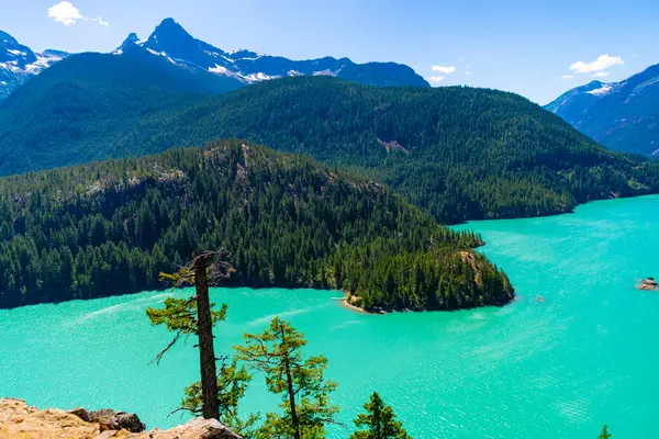 Kuzey Cascades Ulusal Parkı 'ndaki Diablo Gölü. Diablo Gölü 'nün manzarası. Dağ manzaralı Diablo gölü. Dağ tepesi ve Diablo gölü manzarası. Doğa manzarası. Bozulmamış dağ.