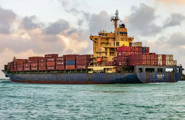 Miami, Florida, ABD - 16 Aralık 2024 Kargo Chloe D Monrovia konteynır, sevkiyat lojistiği. Kargo gemisinde nakliye konteynırı. Kargo gemisi. Günbatımında Miami Limanı. Konteyner gemisi.