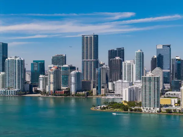 Miami Panoraması. Miami şehir merkezindeki Brickell Key 'deki modern gökdelenin havadan görünüşü. Miami 'nin silüeti. Brickell şehir merkezi. Modern şehir binası ve gökdelen. Şehir merkezi ufuk çizgisi.