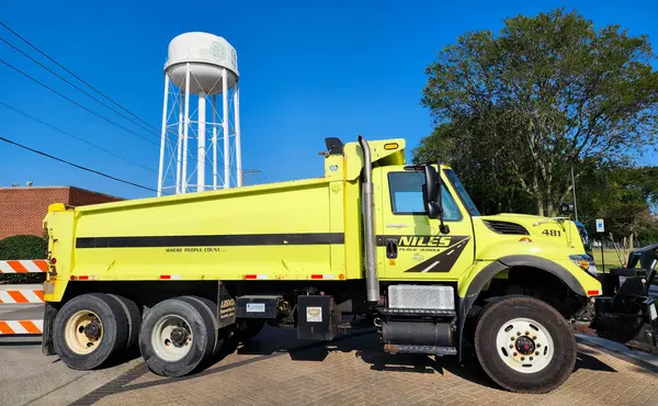 Park Ridge, Illinois, ABD - 21 Ağustos 2024: Niles Kamu İşleri çöp kamyonu. Niles Bayındırlık İşleri 'nin çöp kamyonu. Niles Kamu İşleri 'nin aracı dışarıda park edilmiş. Çöp kamyonu, yan görüş.