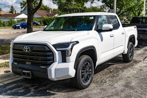 Park Ridge, Illinois, ABD - 16 Ağustos 2024: Toyota Tundra SR5 2024 kamyonet. Toyota Tundra 'nın lüks kamyonet vagonu. Toyota Tundra 'nın arabası dışarıda park edilmiş. Toyota Tundra beyaz renk, köşe görünümü.