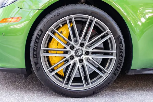 Miami, Florida, ABD - 20 Aralık 2024: Porsche Panamera 2019 Gran Turismo spor fastback otomobil. Porsche Panamera 'nın lüks arabası. Porsche Panamera 'nın arabası dışarıda park edilmiş. Porsche Panamera, tekerlek manzaralı.