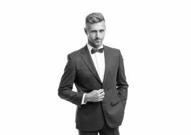 Beyaz arka planda boyun yayı olan mavi takım elbiseli hırslı bir işadamı..