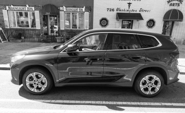 New York City, ABD - 31 Mart 2024 BMW X1 xDrive28i lüks araba yan görüş.