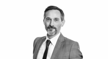 Ofis müdürü. İşadamı beyazdan izole edilmiş. Takım elbiseli bir iş adamı. Olgun iş adamı. İş adamı portresi. Başarılı bir iş. Girişimcinin başarısı.