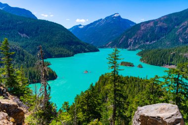 Dağ tepesi ve Diablo gölü manzarası. Doğa manzarası. Kuzey Cascades Ulusal Parkı 'ndaki Diablo Gölü. Diablo Gölü 'nün manzarası. Seyahat güzergahı. Dağ manzaralı Diablo gölü.