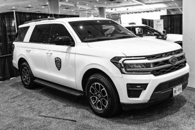 New York City, ABD - 27 Mart 2024 Ford Expedition polis arabası New York Uluslararası Otomobil Fuarı, köşe görünümü.