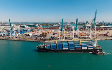 Miami, Florida, ABD - 20 Mart 2025 Miami Limanı. Konteyner gemisi. Kargo Warnow Balina Limasol gemisi Miami hava sahasında konteynırlı. Kargo gemisinde nakliye konteynırı. Kargo gemisi. hava görünümü.