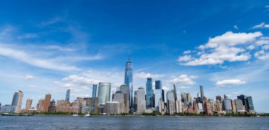 New Jersey 'den New York. Manhattan güzel silueti, New York, Birleşik Devletler. Manhattan 'ın ortasındaki New York şehrinin gökyüzü manzarası. ABD, New York, New York, Manhattan. New York gökdelenleri