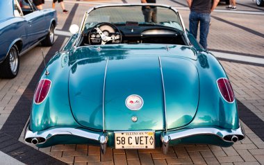 Park Ridge, Illinois, ABD - 22 Ağustos 2024 Chevrolet Corvette C1 'in üstü açık arabası. Chevy Corvette. Dönüştürülebilir araba otomobil fuarına park edilmiş, arka manzara. 1958 Chevrolet Corvette C1 retro araba.
