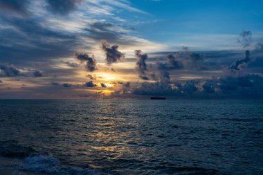 Deniz batımı manzaralı. Yaz tatilinde bulutlu gün batımı gökyüzü ve deniz manzarası. Deniz gündoğumuyla gökyüzü. Deniz doğasında sakin bir ufuk. Sahilde romantik bir yaz tatili. Gün doğumu gökyüzü ufku.