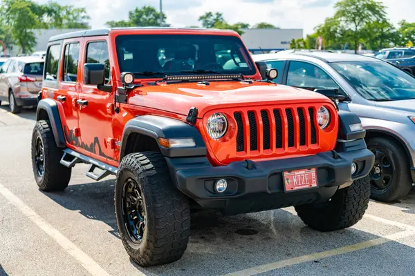 Park Ridge, Illinois, ABD - 17 Ağustos 2024: 2018 Jeep Wrangler SUV. Jeep Wrangler SUV tipi lüks bir SUV. Jeep Wrangler 'ın arabası dışarıda park edilmiş. Jeep Wrangler, köşe manzaralı..