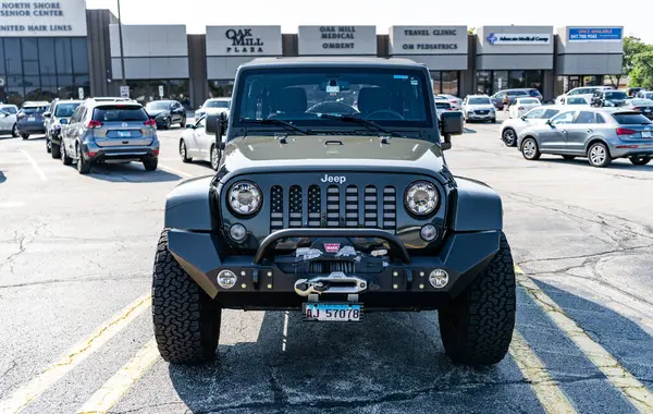 Park Ridge, Illinois, ABD - 29 Ağustos 2024: Jeep Wrangler 2015 SUV arabası. Jeep Wrangler SUV tipi lüks bir araba. Jeep Wrangler 'ın arabası dışarıda park yerinde. Jeep Wrangler, ön manzara..
