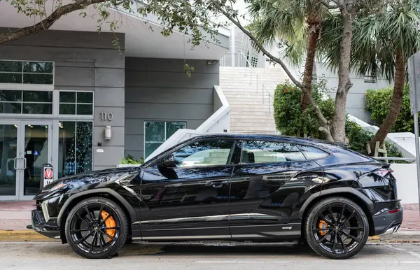 Miami, Florida, ABD - 08 Aralık 2024 Lamborghini Urus S SUV spor yara izi. Lamborghini Urus S tipi lüks bir spor araba. Lamborghini Urus 'un arabası dışarıda park edilmiş. Siyah Lamborghini Urus, yan görünüm.
