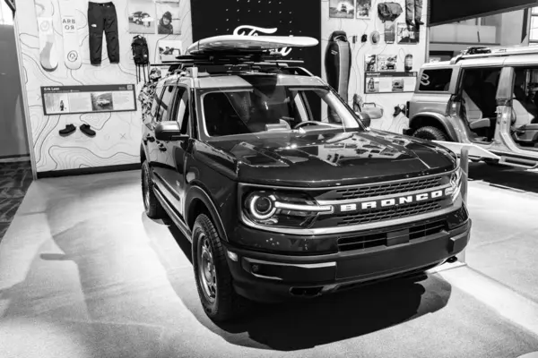 New York City, ABD - 27 Mart 2024: 2023 Ford Bronco Spor SUV arabası New York Uluslararası Otomobil Fuarı, köşe manzaralı.