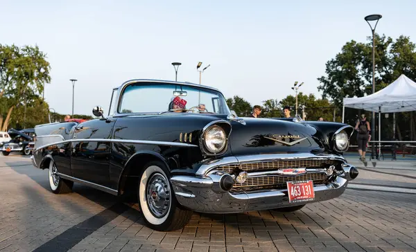 Park Ridge, Illinois, ABD - 22 Ağustos 2024: 1957 Chevy Bel Air üstü açık eski araba. Chevrolet Bel Air 'in siyah arabası. Chevy Bel Air. Otomobil fuarında park edilmiş siyah araba, köşe manzaralı..