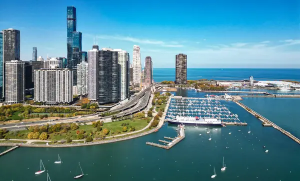 Gökdelen manzarası. Chicago şehir marinası. Chicago şehir merkezi ve marina silueti. Sonbahar şehri manzarası. Sonbahar şehri parkı olan şehir manzarası. Chicago şehir manzarası gökyüzü mimarisi. Marina Şehri.