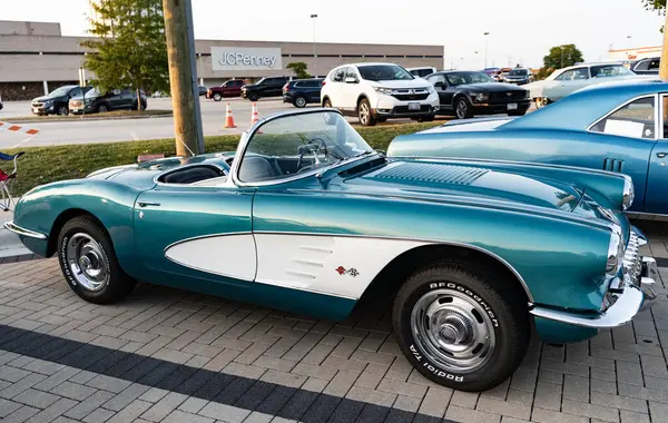 Park Ridge, Illinois, ABD - 22 Ağustos 2024 Chevrolet Corvette C1 'in üstü açık arabası. Chevy Corvette. Dönüştürülebilir araba otomobil fuarına park edilmiş, köşe manzaralı. 1958 Chevrolet Corvette C1 retro araba.