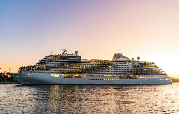 Miami, Florida, ABD - 07 Aralık 2024: Naip yedi deniz yolculuğu. Gemi turu. Gemi limandan ayrılıyor. Yedi deniz Grandeur yolcu gemisi yolculuğu. Yaz tatilinde gemi turu. Lüks bir tatil..