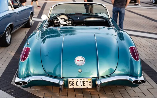 Park Ridge, Illinois, ABD - 22 Ağustos 2024 Chevrolet Corvette C1 'in üstü açık arabası. Chevy Corvette. Dönüştürülebilir araba otomobil fuarına park edilmiş, arka manzara. 1958 Chevrolet Corvette C1 retro araba.