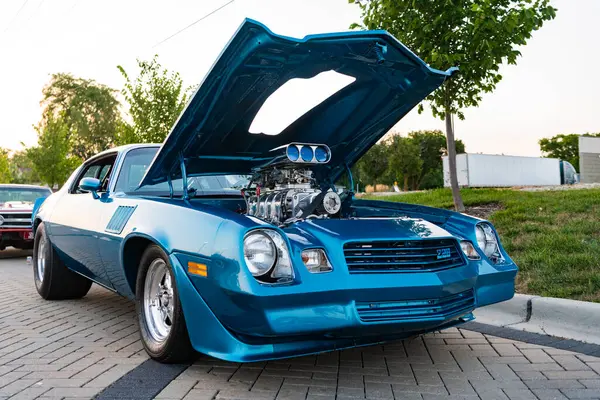 Park Ridge, Illinois, ABD - 22 Ağustos 2024: Chevrolet Camaro Z28 eski araba. Chevrolet Camaro Z28 'in mavi arabası. Chevy Camaro. Otomobil fuarında açık motorlu Retro elektrikli mavi araba, köşe görünümü.
