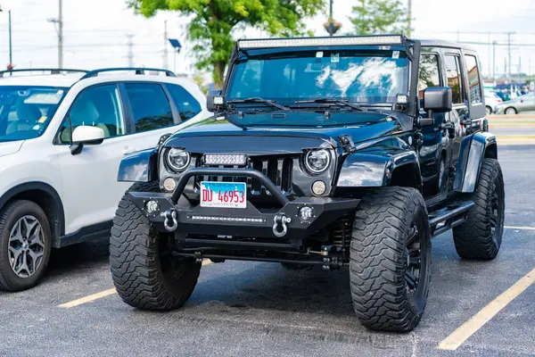 Park Ridge, Illinois, ABD - 17 Ağustos 2024: Jeep JK SUV. Jeep JK SUV tipi lüks bir SUV. Jip JK 'nin arabası dışarıda park edilmiş. Jip JK, köşe görünümü.