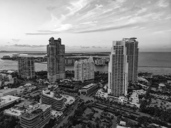 Miami Plajı 'ndaki gökdelenli şehir manzarası. Skyline marina havacılık şehri manzarası. Miami güney plajının şehir manzarası. Miami şehir merkezinde modern gökdelenleri olan Florida. Hava fotoğrafçılığı.