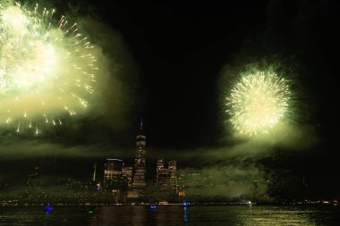 New York Manhattan havai fişekleri arifesinde. Manhattan 'da havai fişekler. New York 4 Temmuz Havai fişekleri. Flashing Fireworks ile New York City Skyline Manhattan. Bağımsızlık Günü