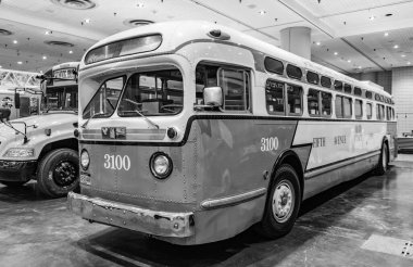 New York City, ABD - 27 Mart 2024: 1956 Rosa Parks otobüsü New York Uluslararası Otomobil Fuarı 'nda, köşe manzaralı.