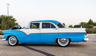 Park Ridge, Illinois, ABD - 22 Ağustos 2024: 1955 Ford Fairlane 'in klasik arabası. 1955 Ford Fairlane. Klasik açık hava. Otomobil fuarında park edilmiş Retro araba, köşe manzaralı. 1955 Ford Fairlane retro arabası.