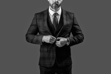 Gri üzerine kravat takılmış resmi takım elbise ceketi. İş adamı ceketli adam. İş elbisesi. Resmi erkek giyim konsepti. Formalite icabı giyinmiş bir adam. Zarif takım elbiseli bir iş adamı. Takım Elbise Kumaşı.