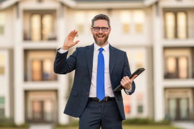 Banliyödeki emlakçı anahtarı. Yatırım amaçlı ev alan bir adam. Emlak sigortası hizmetleri. Sahibi. Amerikalı yerleşim ajanı. Emlakçı mülk satıyor. İyi anlaşma..