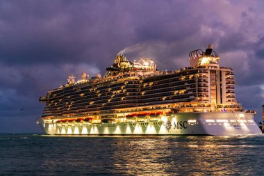 Miami, Florida, ABD - 16 Aralık 2024 MSC yolcu gemisi. Gemi turu ve deniz seyahati. Gün batımında aydınlatılmış gemi. MSC Sahil Yolcu Gemisi Yolculuğu. Yaz tatilinde gezmek.