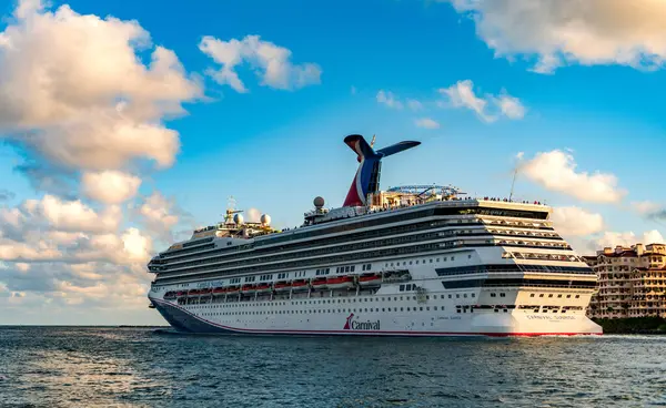 Miami, Florida, ABD - 10 Aralık 2024: Karnaval Gündoğumu yolcu gemisi yolculuğu. Yaz tatilinde gemi turu. Karnaval yolcu gemisi. Gemi turu ve deniz seyahati. Gemi Miami limanından ayrılıyor..