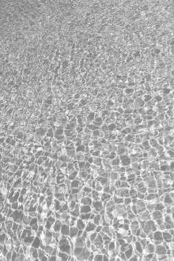 Yaz havuzunda dalgalı su. Deniz yüzeyi arka planı. Tatil beldesi su altyapısı. Deniz sahili. Okyanus kıyısında yaz tatili. Mavi okyanus dalgalı su dokusu yansıması. Açık havuz.