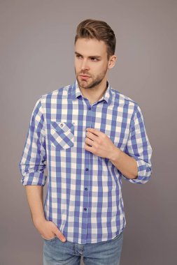 Adamın şık bir saç kesimi var. Moda saç stili olan bir adam. Sıradan bir erkek portresi. Milenyum portresi. Genç milenyum adamı Grey 'i izole etti. Şık bir erkek portresi. Sıradan stil adamı. Çabasız bir şekilde şık..