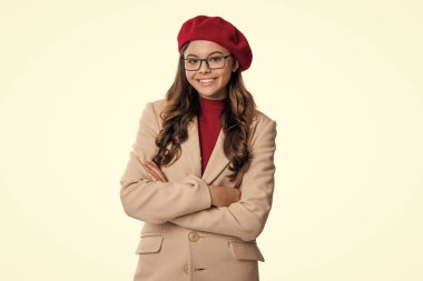 Sonbahar modası. Sonbahar tarzında bir kız. Genç kız gözlük takıyor. Sonbahar moda kızı beyazdan soyutlanmış. Moda ve şık bir kız gülümsüyor. Gençler için sonbahar moda tarzı. Sonbahar tarzı kıyafetler. Okula geri dön..