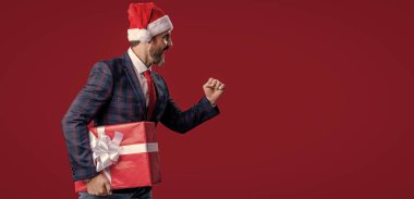 Yeni yıl işadamı Noel Baba 'nın şimdiki kopyası. İş adamlarının bayram hediyesi. Yeni yıl indirimi. İşadamı yeni yılı kırmızıda bekletiyor. Yeni yıl indirimi ve güncel iş adamı