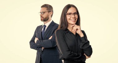 Ortak takımı. Başarılı ortaklık. İş ekibi başarısı. İş ortağı beyazla izole edilmiş. Takım elbiseli iki iş adamı. İş ekibi çalışması ve işbirliği. Yasal iş ortaklığı.