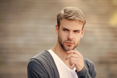 Genç milenyum adamı. Şık bir erkek portresi. Sıradan bir adam. Adamın şık saçları var. Moda görünümlü saçlı bir adam. Sıradan bir erkek portresi. Milenyum portresi. Boşluğu kopyala.