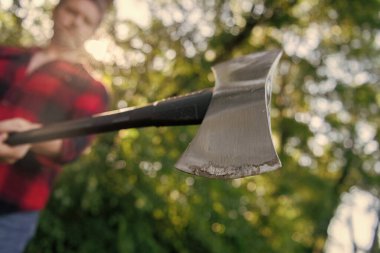 Oduncu tarzı. Baltalı bir adam. Balta adamın elinde odun kesiyor. Odun kesiyorum. Keskin bıçak. Vahşilik ve erkeklik. Baltalı oduncu seçici odaklı. Acımasız oduncu. Kes şunu..