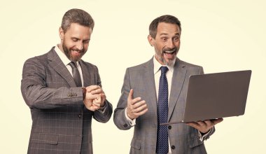 İş adamları çevik işler geliştirir. Serbest meslek sahibi bir girişimci. Video çağrısı. İş toplantısı ve video konferansı. Bilgisayarda çalışan iki iş adamı beyazla izole edilmiş. Uzak çalışma.